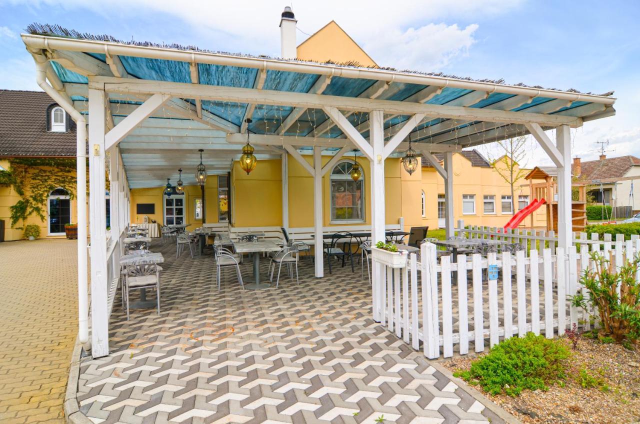 Hotel Galant Lednice Luaran gambar